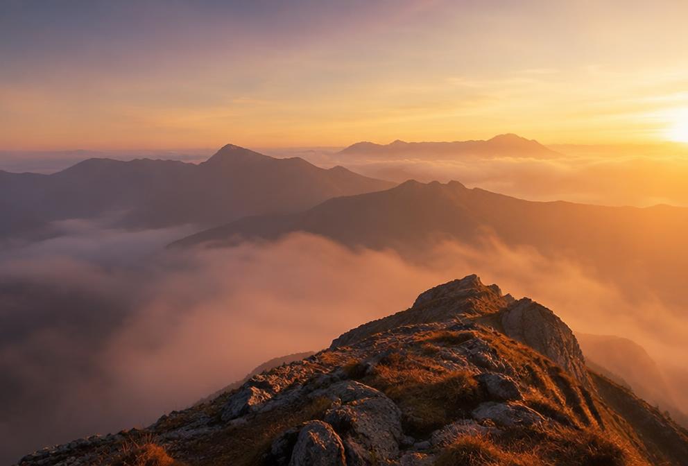 Sommet de montagne au-dessus des nuages